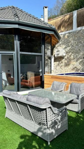 Sıcak Havuzlu ve Jakuzili Villa 1